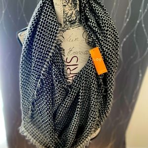Endless scarf in black n white with fringed edge